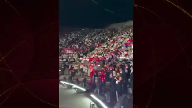 Bilal Erdoğan, TÜGVA Yaz Okulları İzmir Finali’nde “Kardan Aydınlık” ezgisini seslendirdi