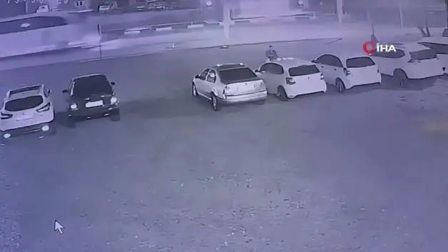 Elinde benzin bidonuyla gelip galerideki 6 aracı ateşe verdi