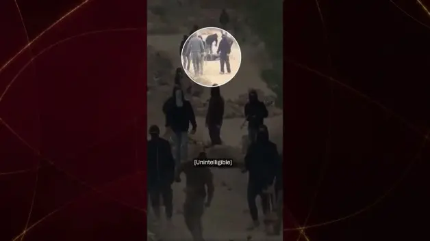 İsrailli işgalcilerden Amerikalı gazeteciye saldırı: Yere yatırıp dakikalarca tekmelediler