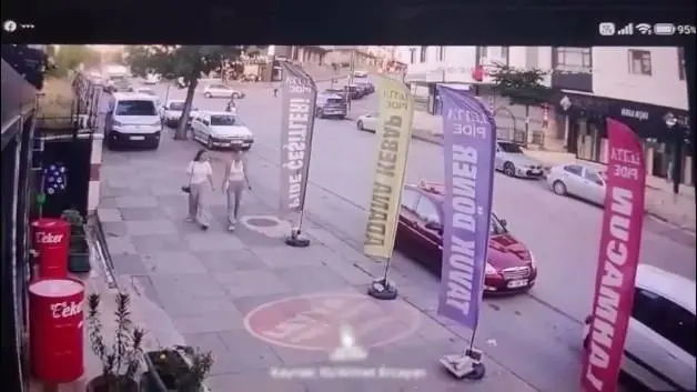 16 yaşındaki kızlara laf atanları uyardı, tekme tokat dövüldü!