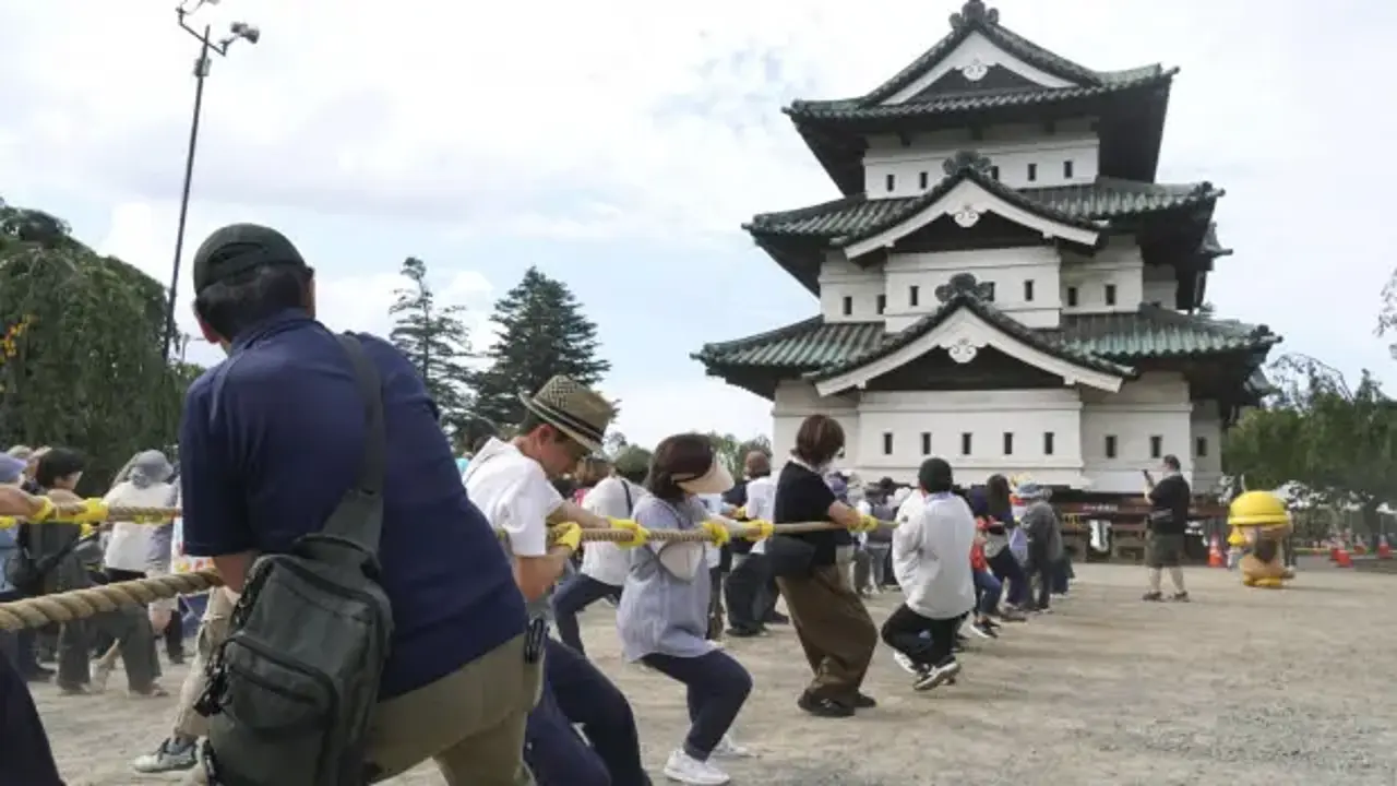 2 bin Japon, 360 tonluk kaleyi halatlarla taşıdı