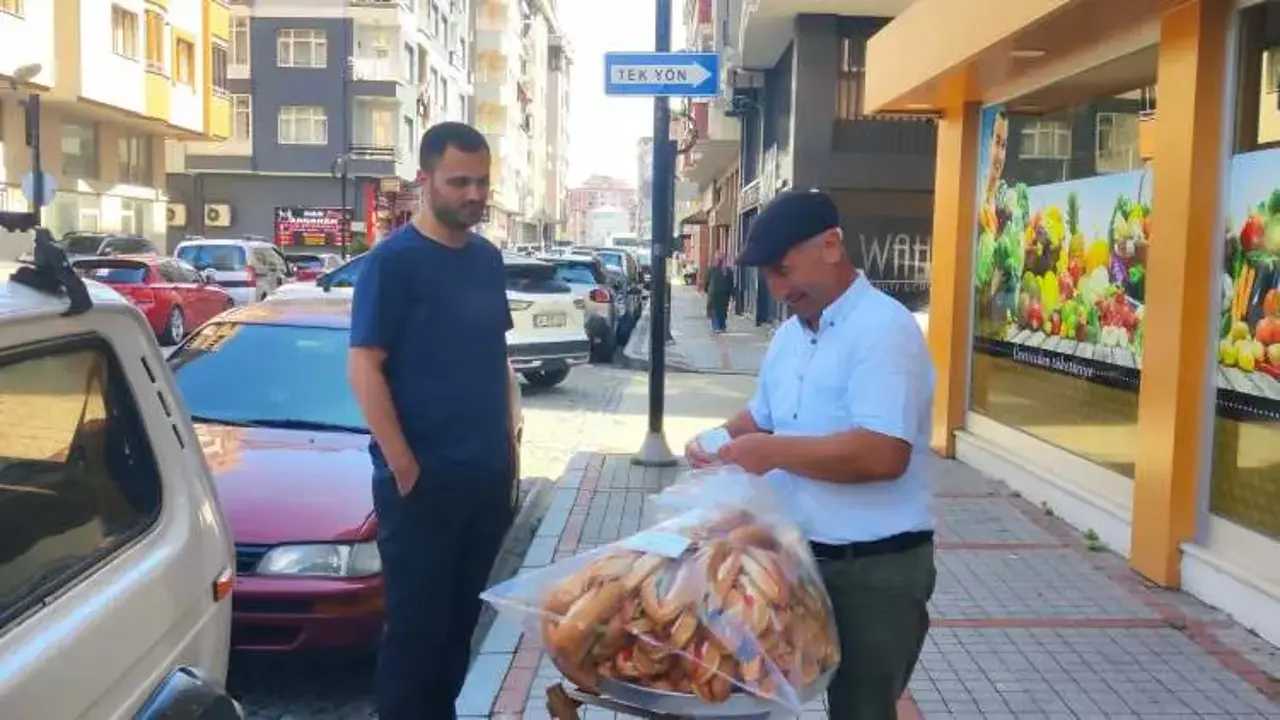 34 yıldır aynı rutininden vazgeçmiyor! Rize’de onu herkes güler yüzüyle tanıyor