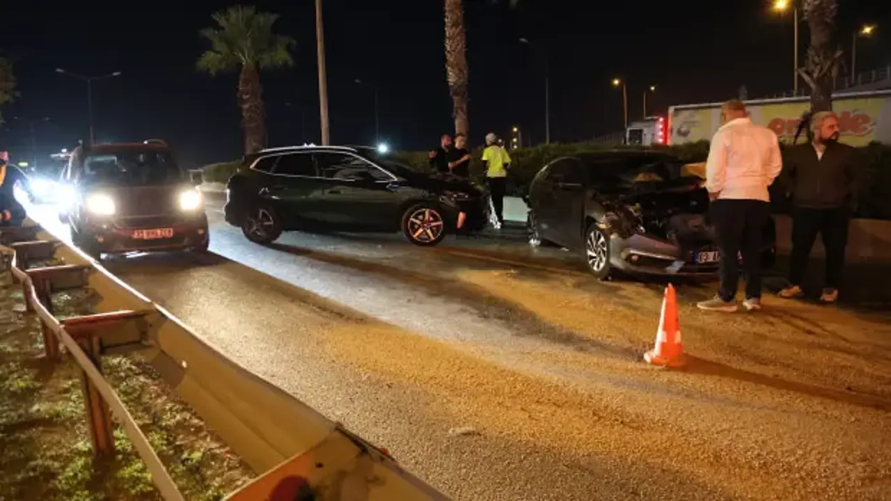 7 otomobil, 1 motosikletin karıştığı zincirleme kaza: 4 yaralı