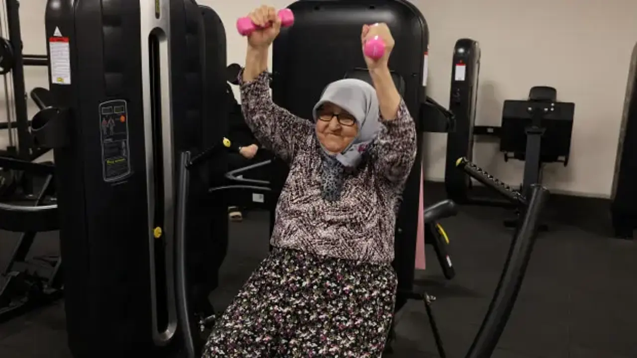 82 yaşındaki kadın, sporla bastonunu attı