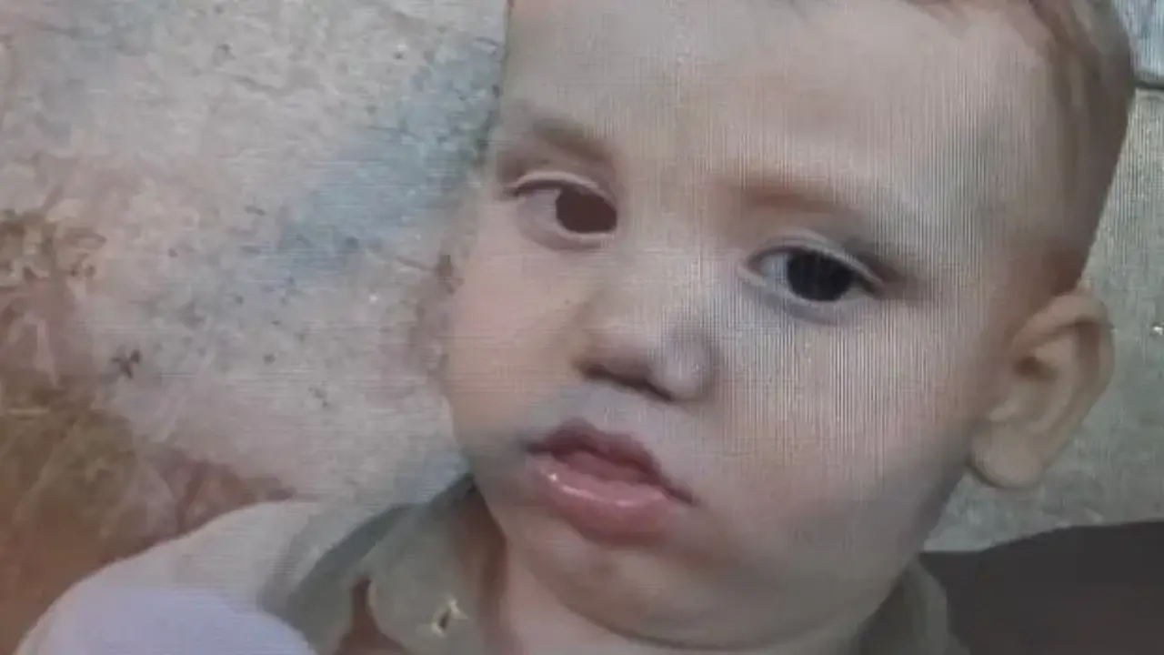 Acı ölüm: Seyir halindeki araçtan düşen 2 yaşındaki bebek, başka aracın altında kaldı!