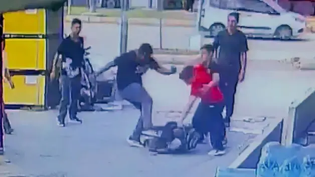 Adana'da akran zorbalığı kamerada: Sokak ortasında tekme tokat dövüp sürüklediler