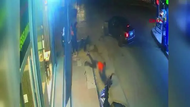 Adana'da dehşet anı: Otomobil ile çarpışan motosikletteki 2 kişi yola savruldu