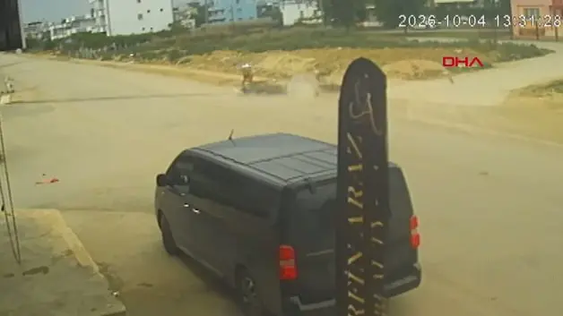 Adana'da motosikletler kavşakta çarpıştı; 1 ölü, 2 yaralı