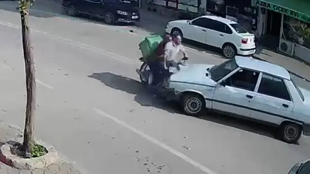 Adana'da otomobil ile motosiklet çarpıştı: Karı koca yaralandı