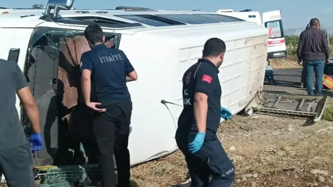 Adıyaman'da minibüs devrildi: Çok sayıda yaralı var