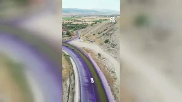Afyonkarahisar'da tırdan dökülen boya sürücüleri zor durumda bıraktı
