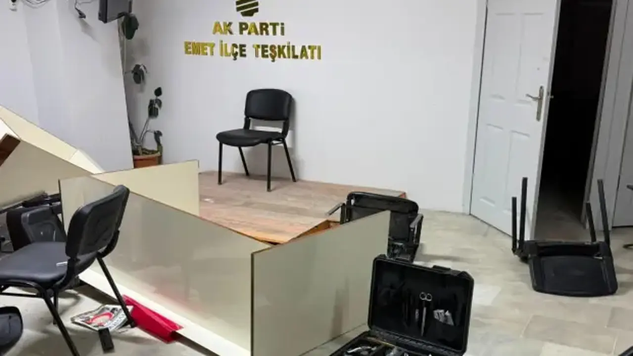 AK Parti Emet İlçe Başkanlığı binasına saldırı