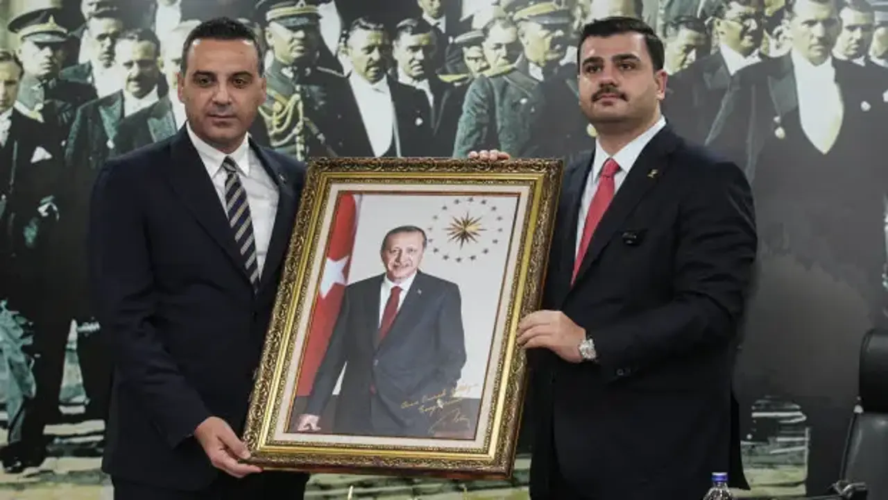 AK Parti'den Özgür Özel'e tepki: Yeni Parti değil, yalanlar partisi