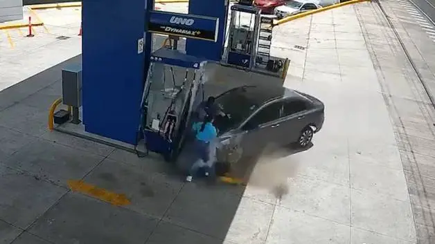 Akaryakıt istasyonuna son hızla giren araç 3 işçiyi ezdi: O anlar kamerada