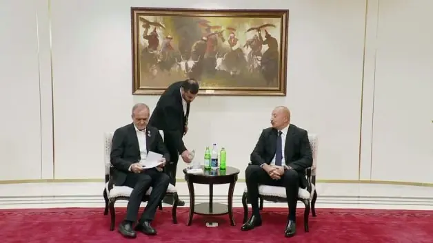 Aliyev ile Pezeşkiyan arasında gülümseten 