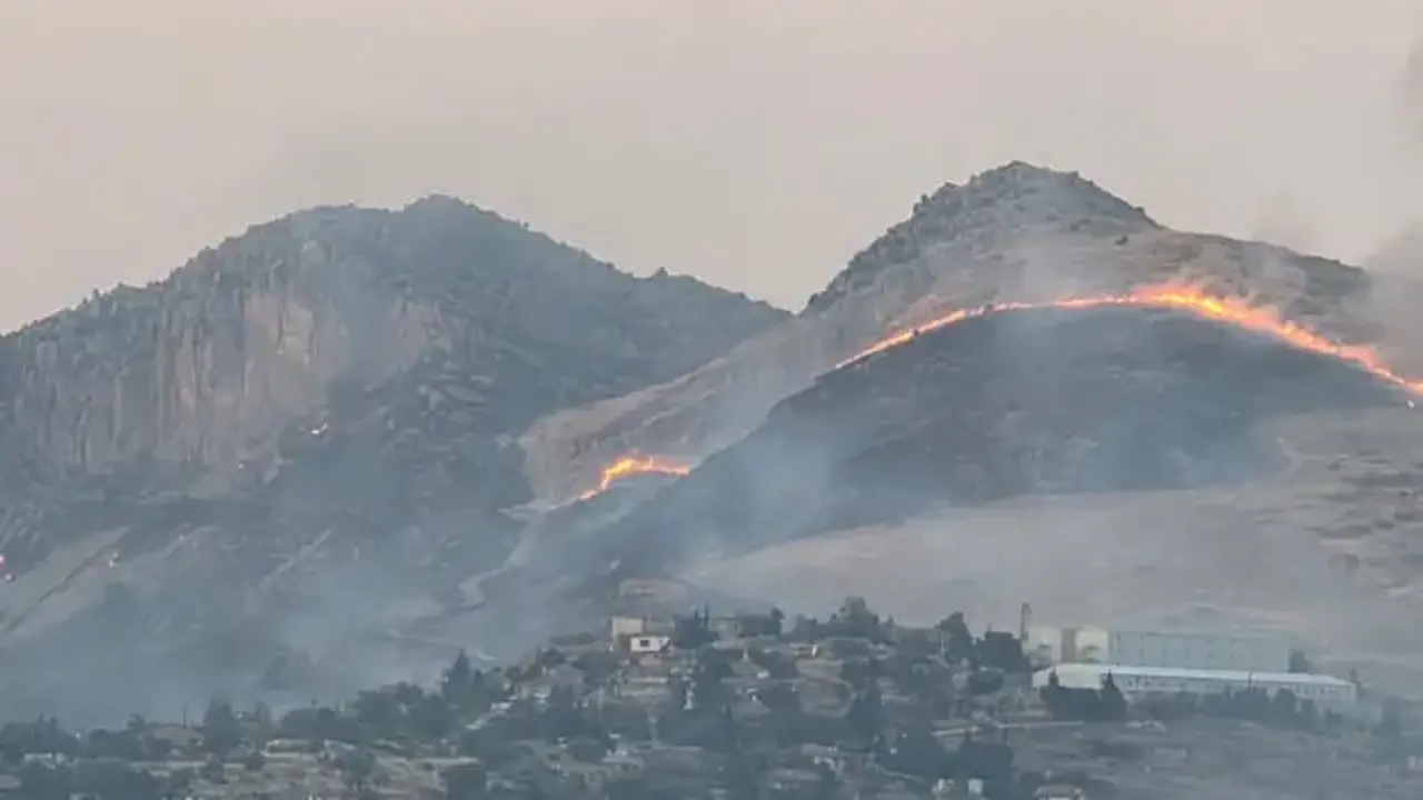 Ankara'da korkutan yangın: Geceyi aydınlattı!