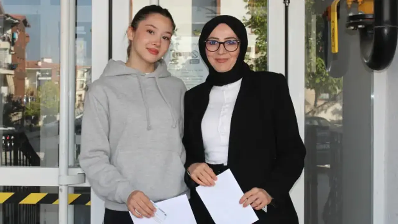 Anne-kız aynı okulda KPSS'ye girdi