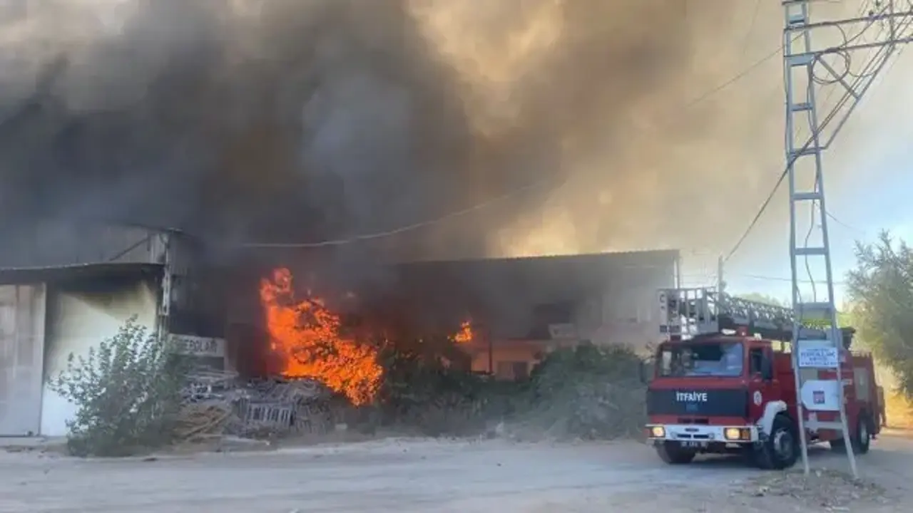 Antalya'da ambalaj deposunda çıkan yangın kontrol altına alındı