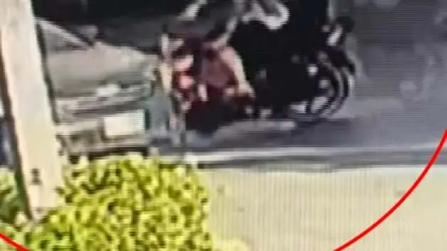 Antalya'da feci kaza kamerada: Otomobil ile motosiklet çarpıştı: 1 yaralı