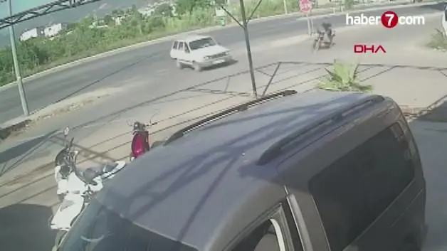 Antalya'da otomobille çarpışan motosikletli metrelerce savruldu