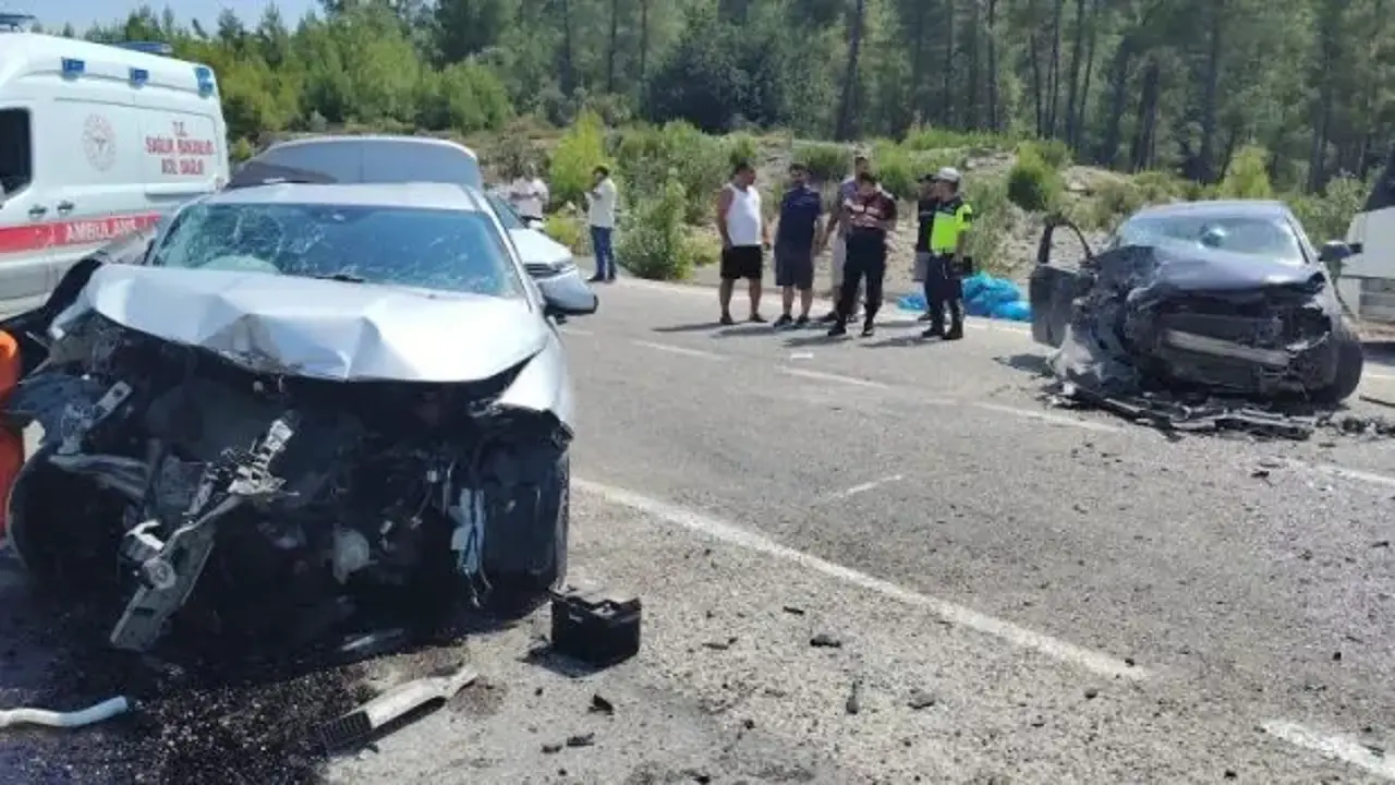 Antalya'da otomobiller çarpıştı: 1 ölü, 3 yaralı