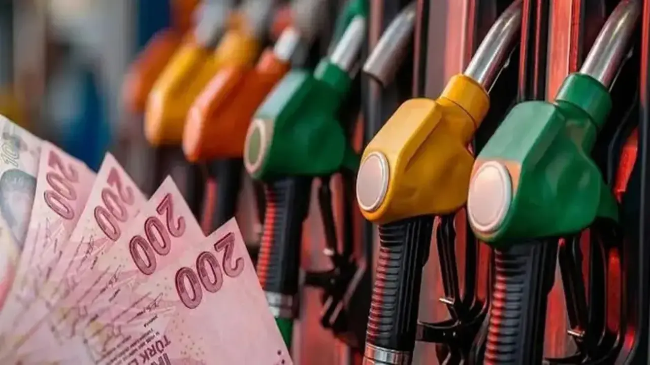 Araç sahipleri dikkat: Akaryakıta bir zam, bir indirim geliyor!