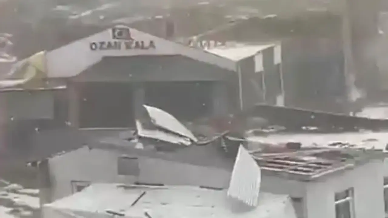 Ardahan'da şiddetli fırtına evlerin çatılarını uçurdu!