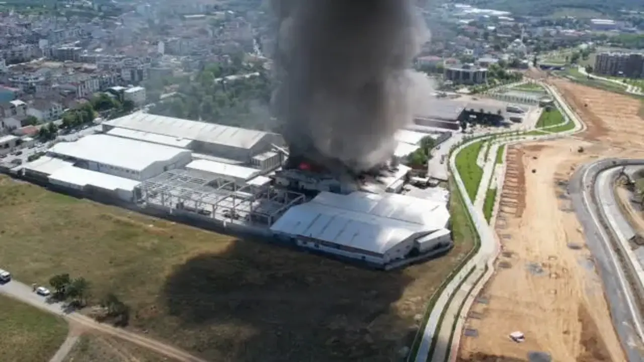 Arnavutköy'de sünger fabrikasında yangın
