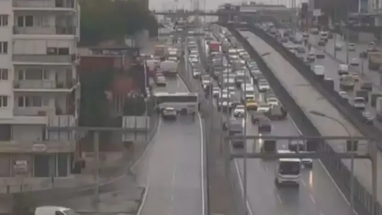 Avcılar'da D-100 Karayolu servis midibüsü kaza yaptı