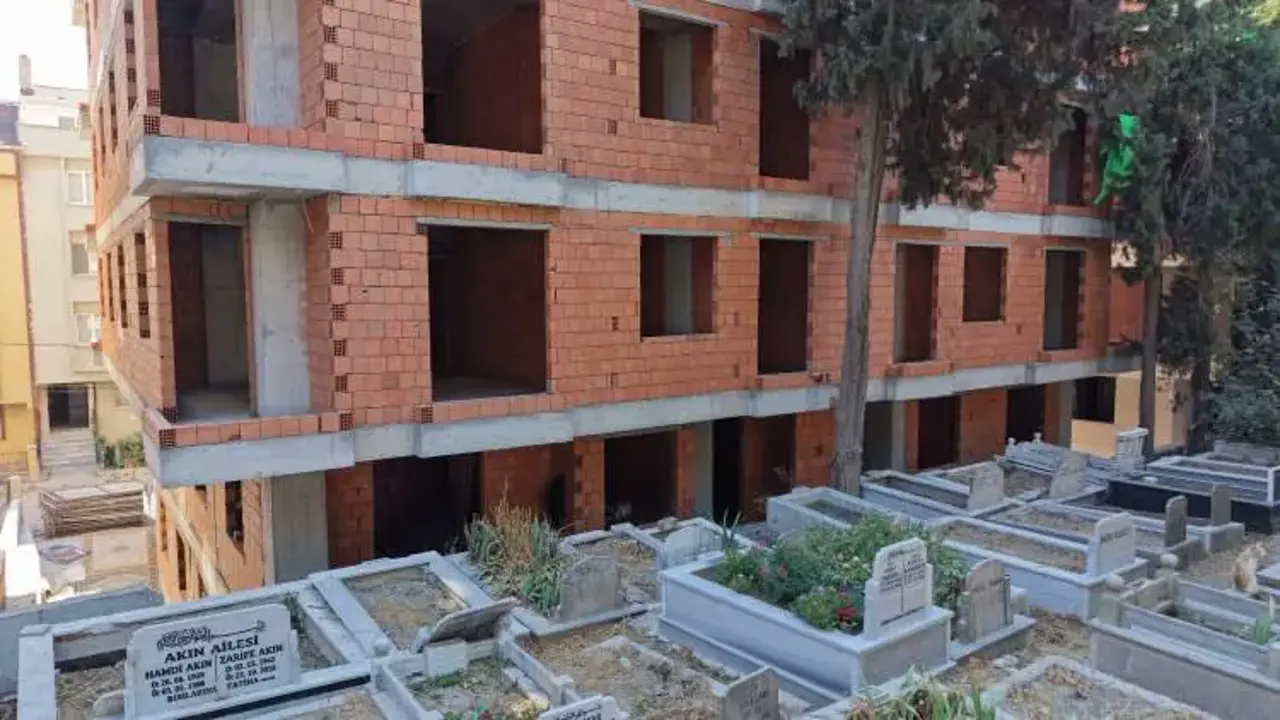 Avcılar’da görenleri şaşkına çeviren görüntü! Yeni binalar mezarlıkla adeta iç içe
