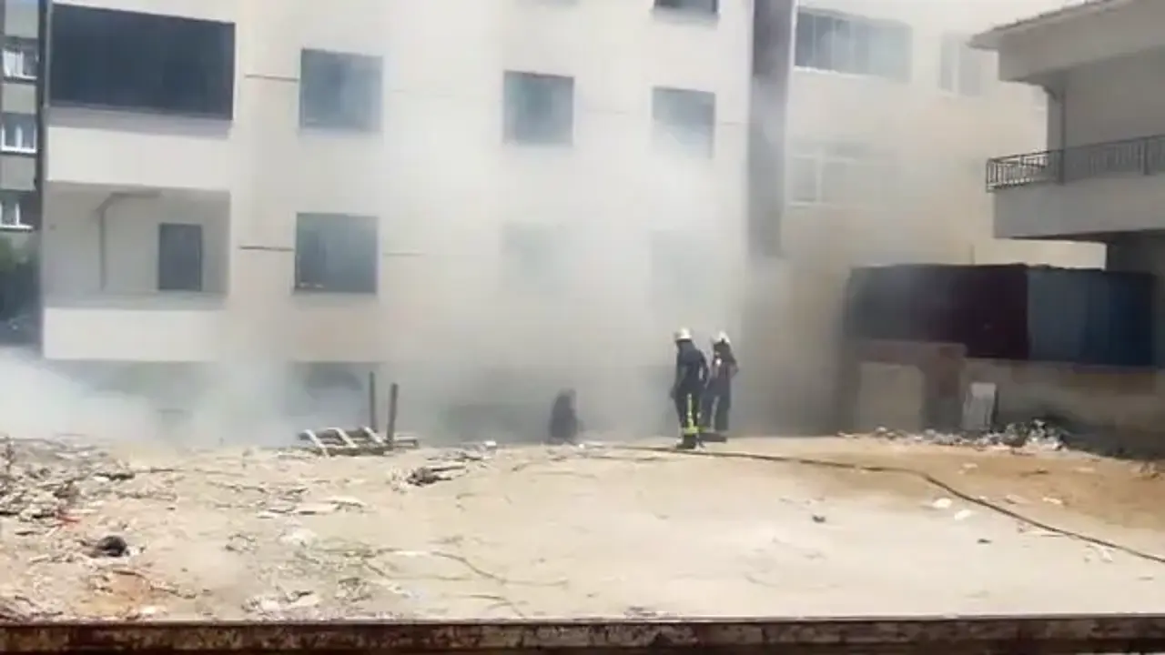 Avcılar'da metruk bina yangını