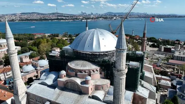 Ayasofya'nın tarihi siluetinde restorasyon mesaisi: Ana kubbe gri brandayla kapatıldı