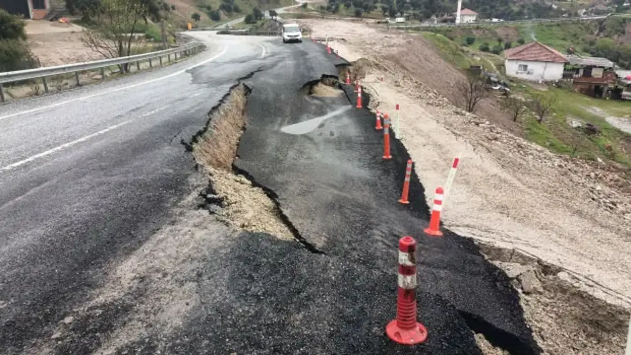 Aydın'da toprak kayması; kara yolu ikinci kez çöktü