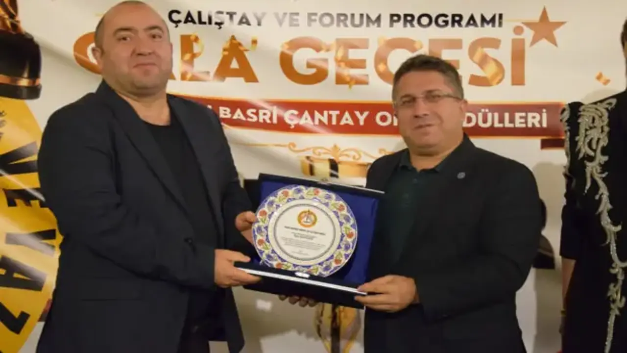 Azerbaycanlı gazeteci Agil Alesger'e başarı ödülü