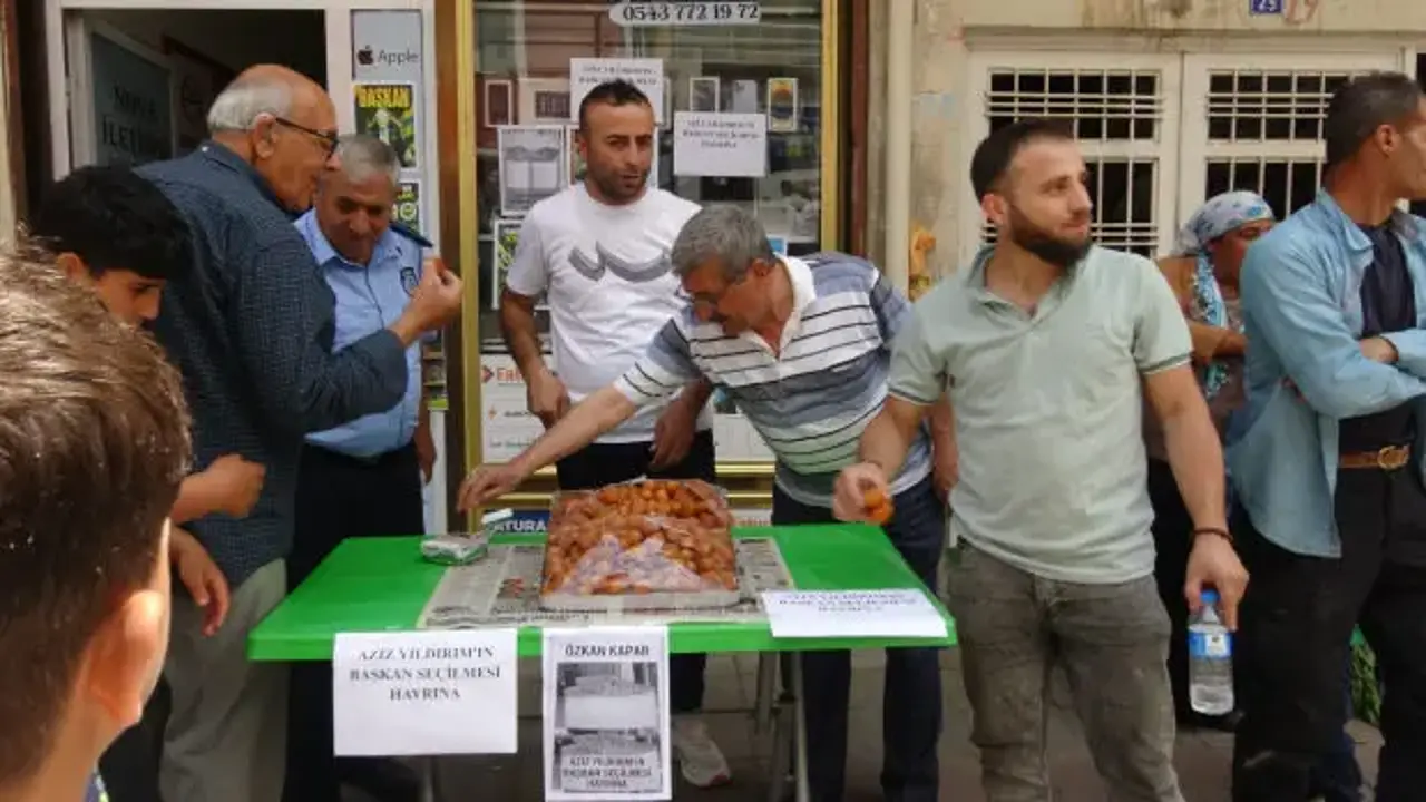 Aziz Yıldırım’ın başkanlığı tatlı dağıtılarak kutlandı