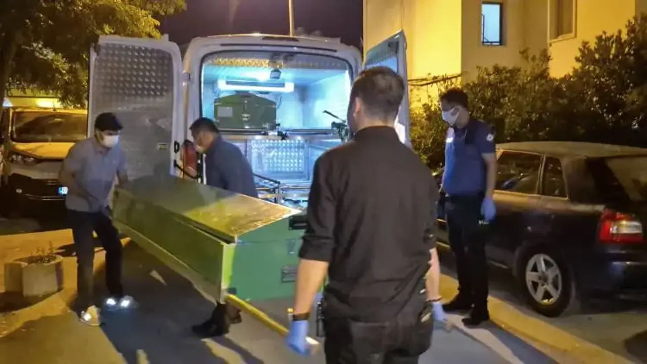 Babasının cesediyle 2 gün aynı evde yaşadı