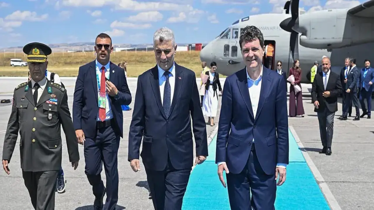 Bakan Bolat, Romanya Cumhurbaşkanı Nicuşor Dan'ı karşıladı