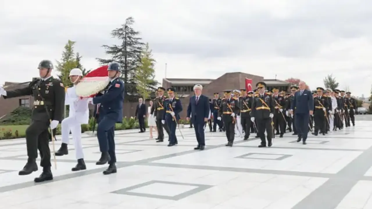 Bakan Güler, Devlet Büyükleri Anıt Mezarlığı'nı ziyaret etti