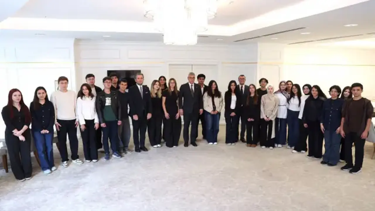 Bakan Memişoğlu dereceye giren tıp öğrencileriyle buluştu: İdealizminizi kaybetmeyin