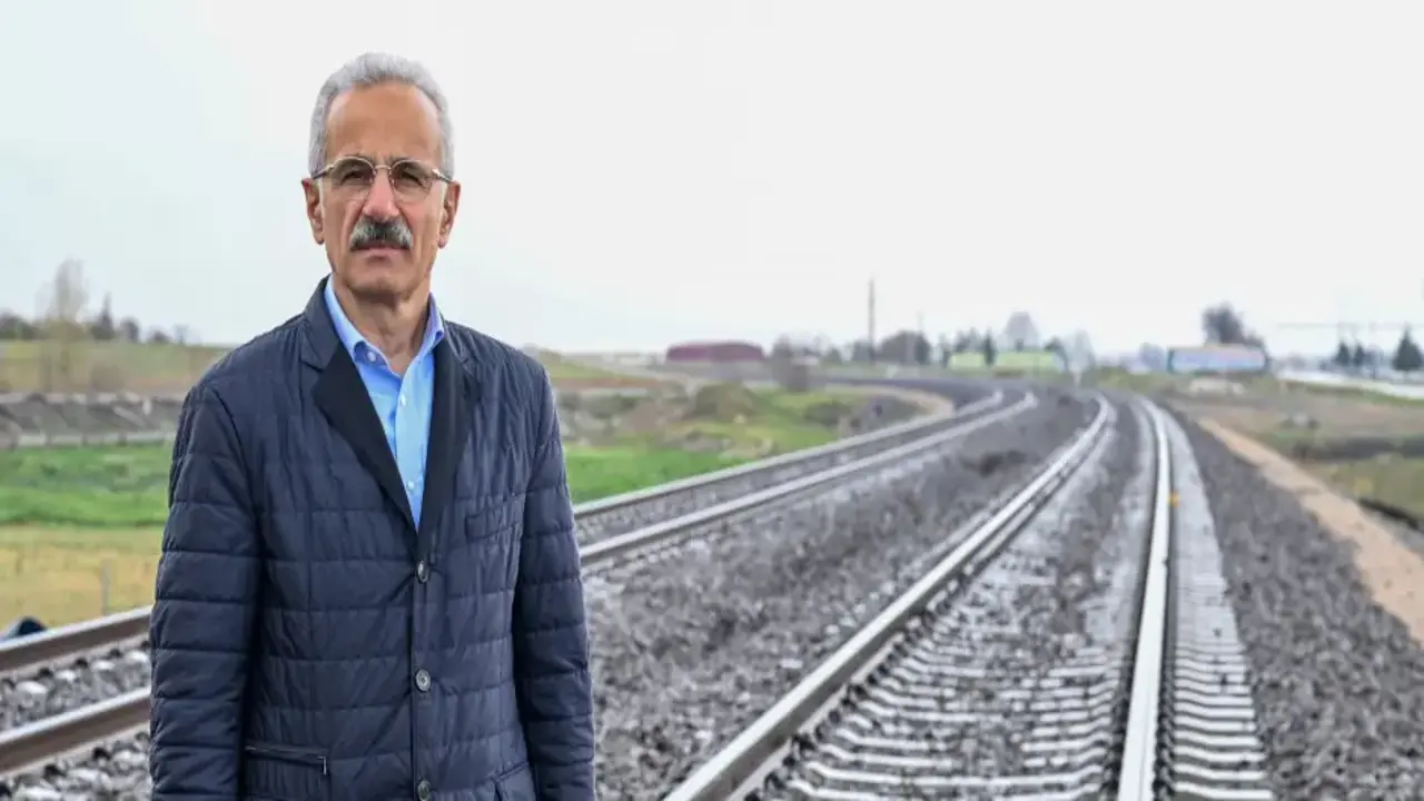 Bakan Uraloğlu açıkladı: Mersin-Gaziantep arası 2 saat 15 dakikaya düşüyor