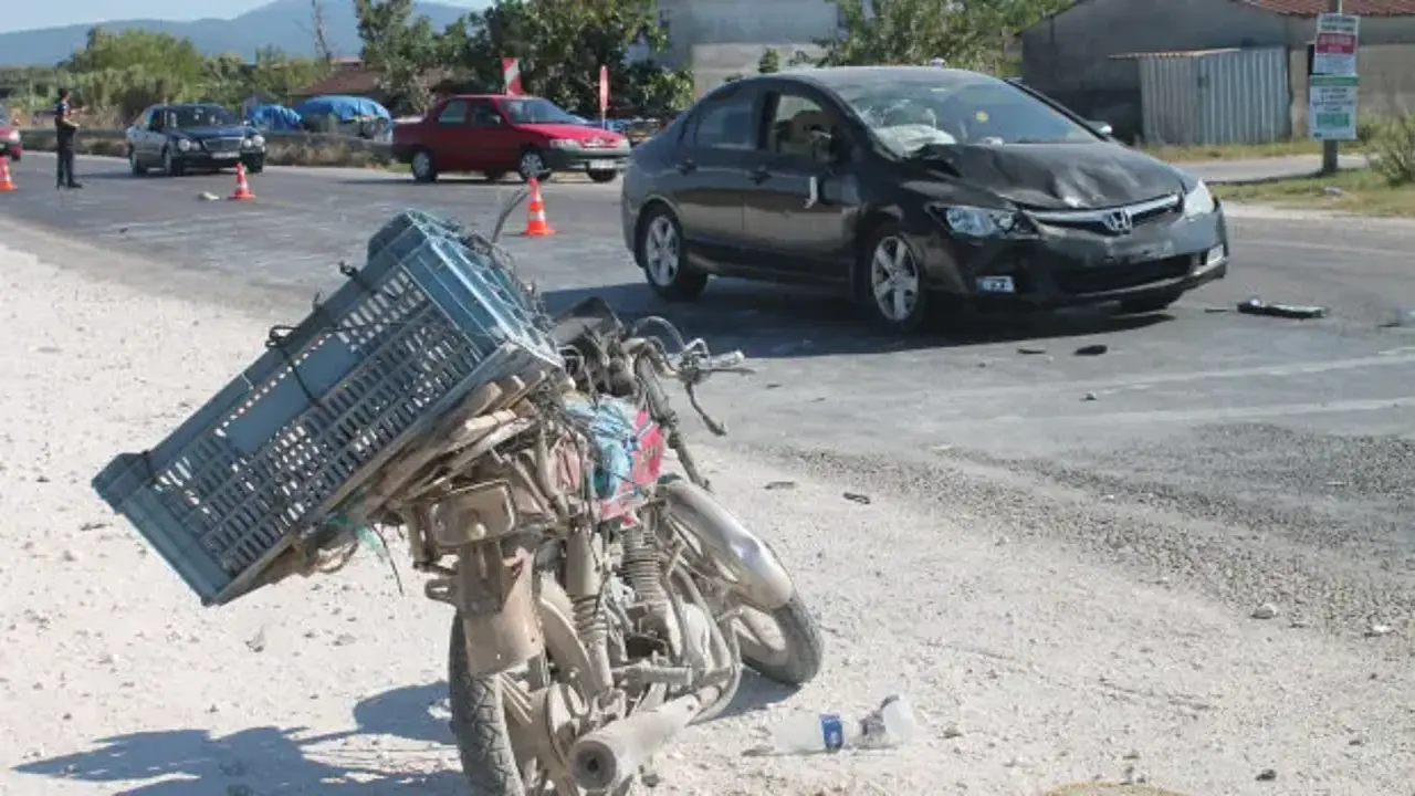 Balıkesir'de otomobil ile çarpışan motosikletin sürücüsü hayatını kaybetti