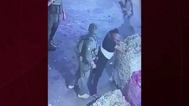 Batı Şeria'da pazara baskın düzenleyen İsrail askerlerinden Filistinli işçilere darp