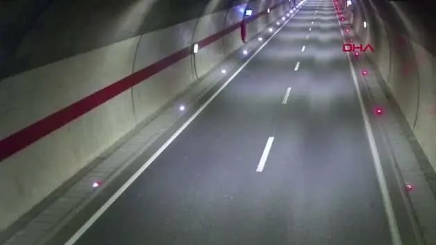 Beton mikserine çarpan araç takla atıp alev aldı: Feci kaza anı kamerada!
