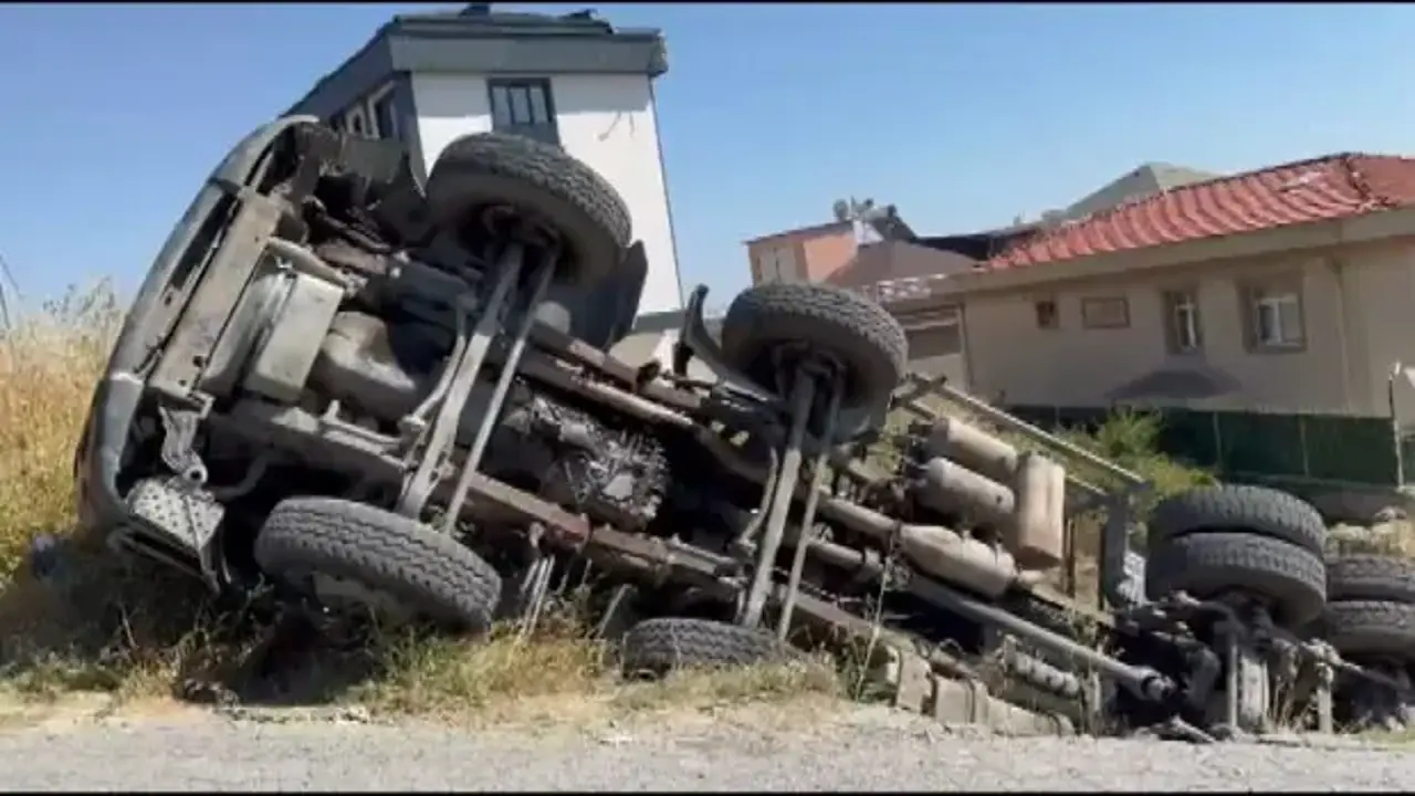 Beylikdüzü'nde yol çöktü: Beton mikseri şarampole yuvarlandı