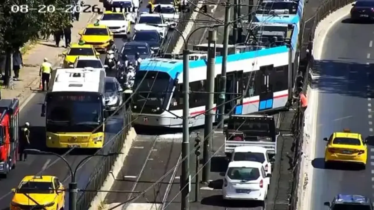 Beyoğlu'nda tramvay raydan çıktı