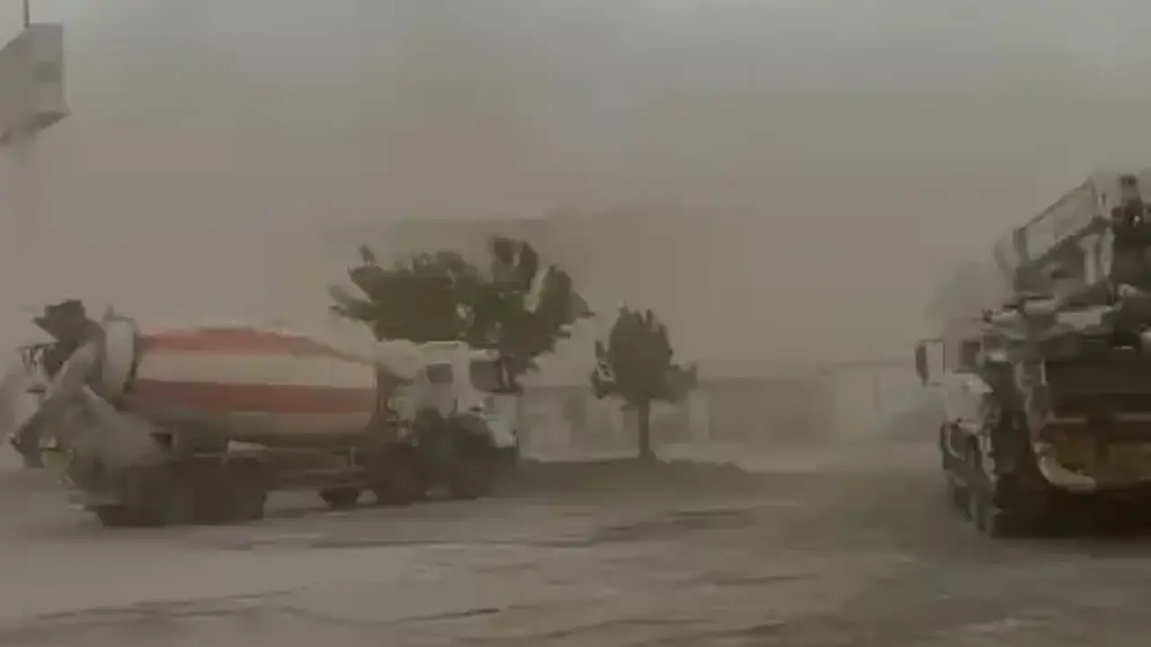 Bingöl’de kuvvetli rüzgar çatıları uçurdu