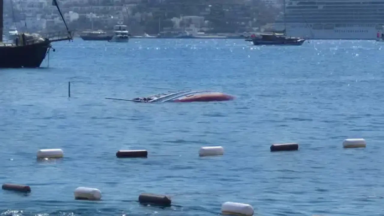 Bodrum'da su alan tekne battı