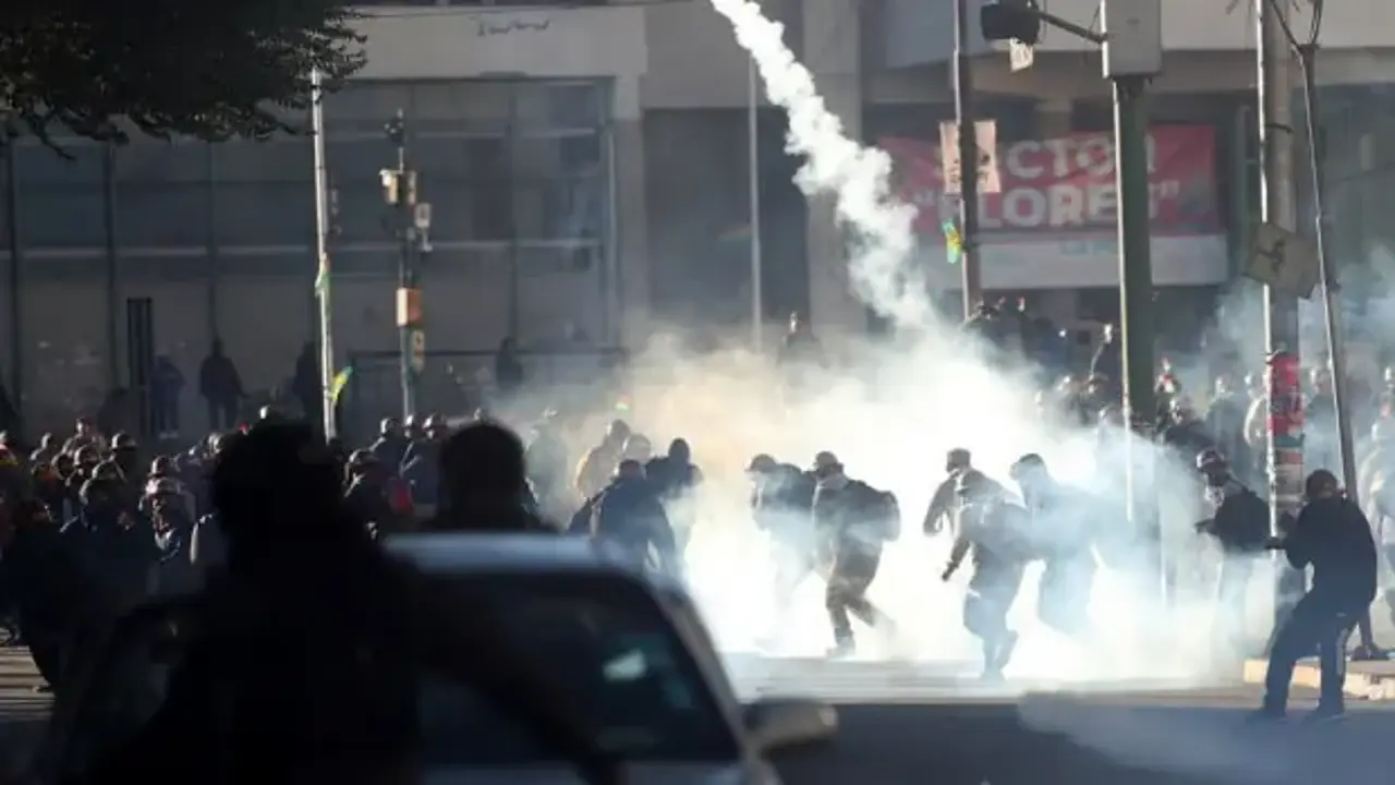 Bolivya sokakları karıştı! Madenciler polisle çatıştı, istifa çağrısı geldi