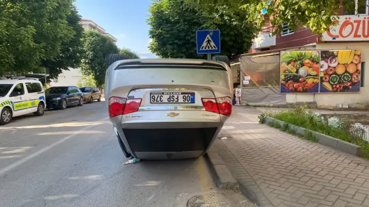 Bolu'da korkutan kaza: Park halindeki tıra çarpıp takla attı!