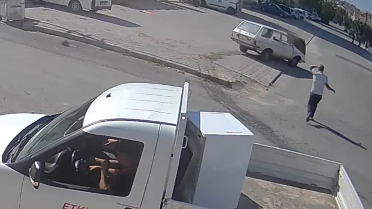 Bu kaza ancak filmlerde olur! Araçtan fırladı, otomobilinin peşinden koştu